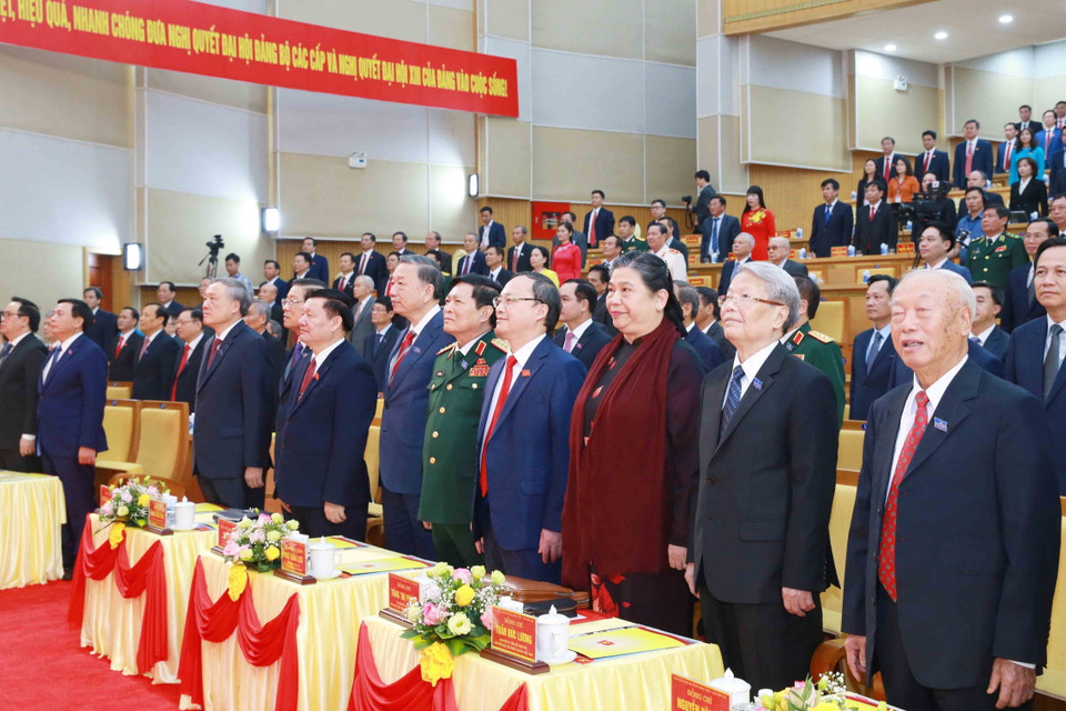 Các lãnh đạo Đảng, Nhà nước, Quốc hội dự Đại hội Đảng bộ tỉnh Hưng Yên làm lễ chào cờ. (Ảnh: Phương Hoa/TTXVN)