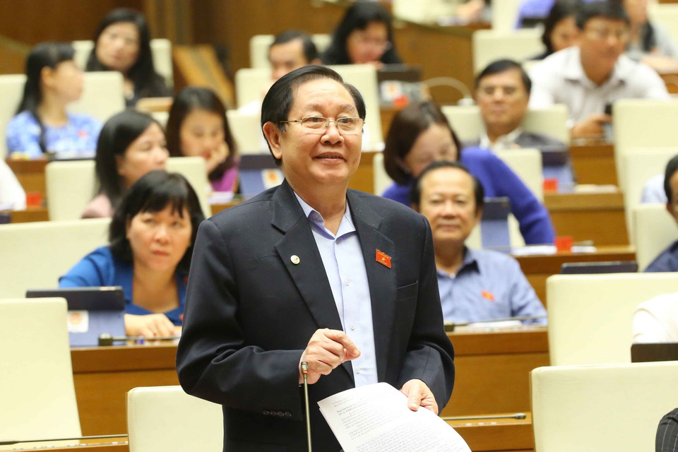 Bộ trưởng Bộ Nội vụ Lê Vĩnh Tân trả lời câu hỏi chất vấn. (Ảnh: Doãn Tấn/TTXVN)