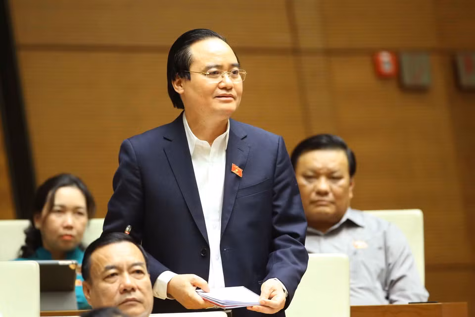 Bộ trưởng Bộ Giáo dục và Đào tạo Phùng Xuân Nhạ trả lời câu hỏi chất vấn. (Ảnh: Doãn Tấn/TTXVN)