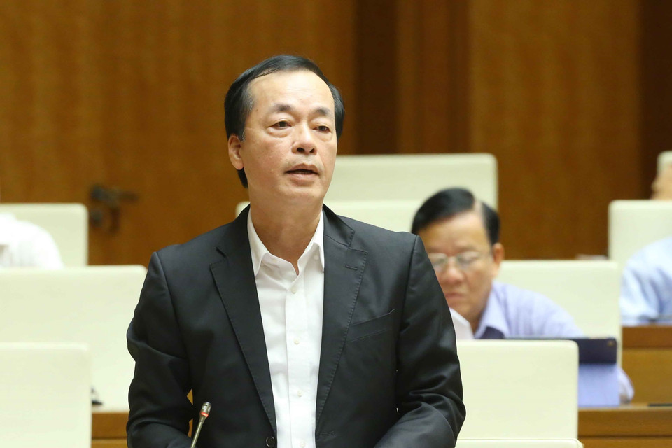 Bộ trưởng Bộ Xây dựng Phạm Hồng Hà trả lời câu hỏi chất vấn. (Ảnh: Doãn Tấn/TTXVN)