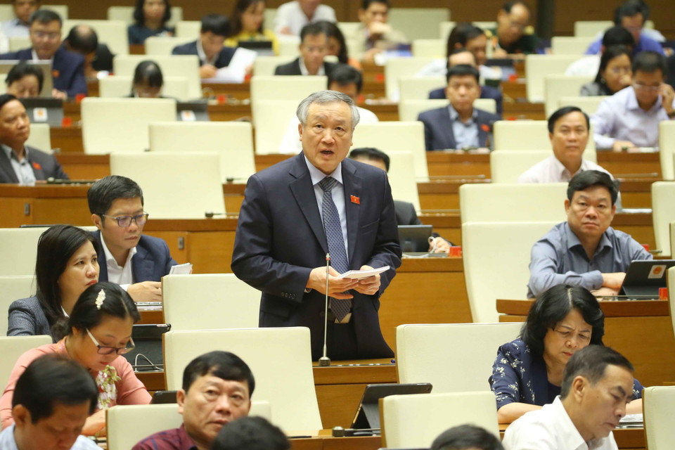 Chánh án Tòa án Nhân dân Tối cao Nguyễn Hòa Bình trả lời câu hỏi chất vấn. (Ảnh: Doãn Tấn/TTXVN)