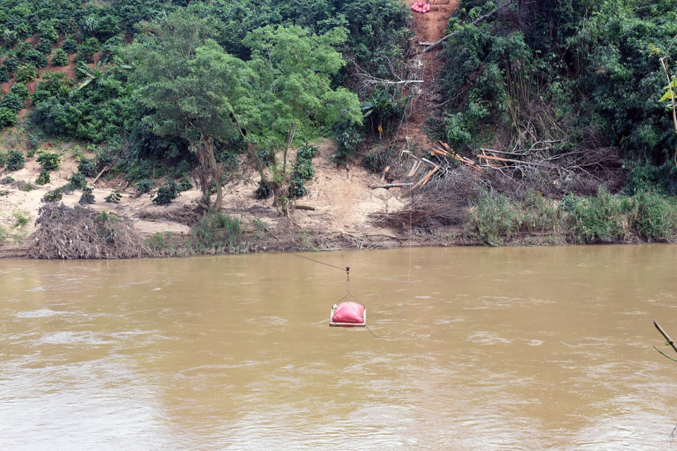Nông sản được người dân vận chuyển bằng đường cáp treo qua sông. (Ảnh: Khoa Chương/TTXVN)