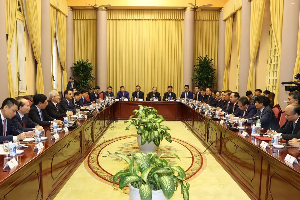 Tổng Bí thư, Chủ tịch nước Nguyễn Phú Trọng nói chuyện với các Đại sứ và Tổng Lãnh sự Việt Nam. (Ảnh: Trí Dũng/TTXVN)