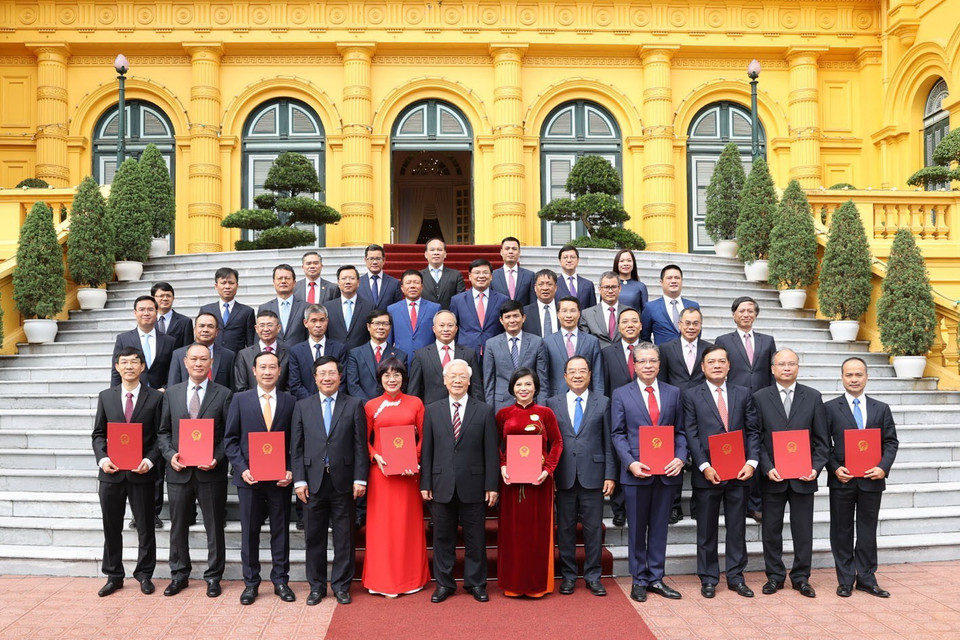 Tổng Bí thư, Chủ tịch nước Nguyễn Phú Trọng và các đại biểu chụp ảnh chung với các Đại sứ, Tổng Lãnh sự Việt Nam tại nước ngoài. (Ảnh: Trí Dũng/TTXVN)