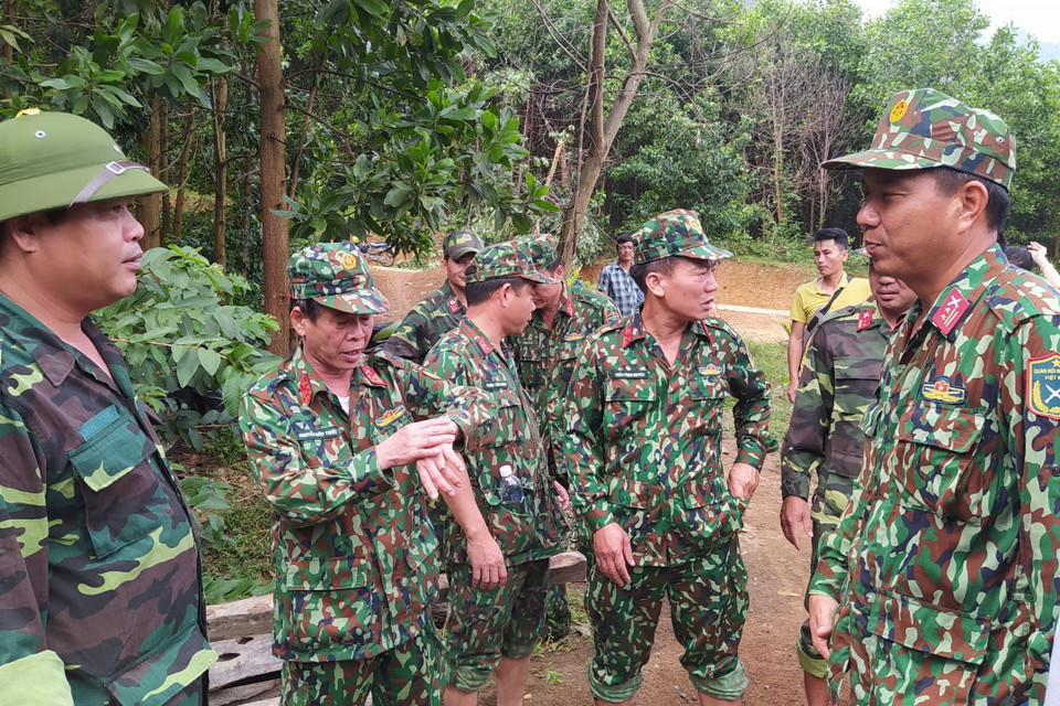 Lực lượng cứu hộ nỗ lực băng rừng Phước Lộc để tiếp cận xã Phước Sơn. (Ảnh: Quốc Dũng/TTXVN)