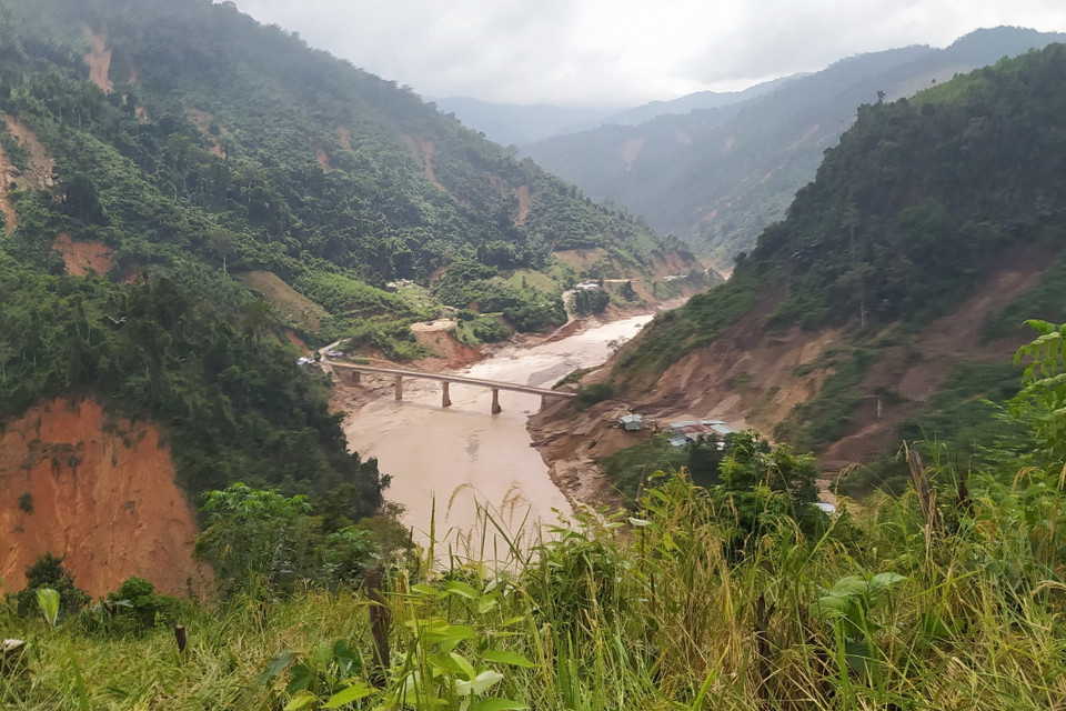 Lực lượng cứu hộ băng rừng Phước Lộc để tiếp cận xã Phước Sơn. (Ảnh: Quốc Dũng/TTXVN)