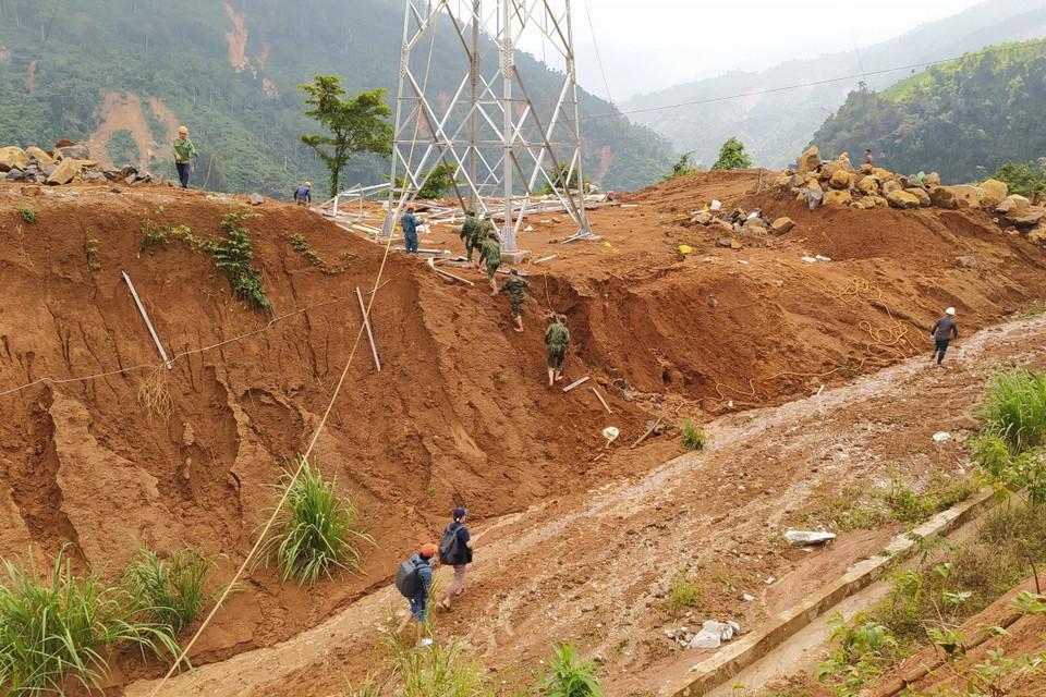 Lực lượng cứu hộ băng rừng Phước Lộc để tiếp cận xã Phước Sơn. (Ảnh: Quốc Dũng/TTXVN)