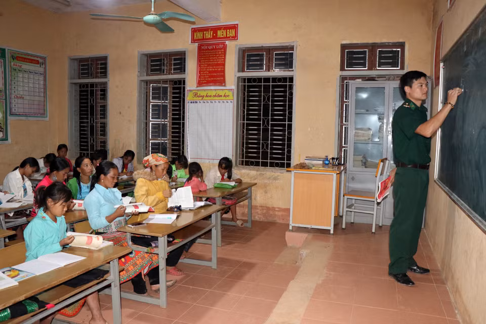  Giờ học tại lớp học xóa mù chữ bản Huổi Pá, xã Mường Lạn, huyện Sốp Cộp. (Ảnh: Hữu Quyết/TTXVN)
