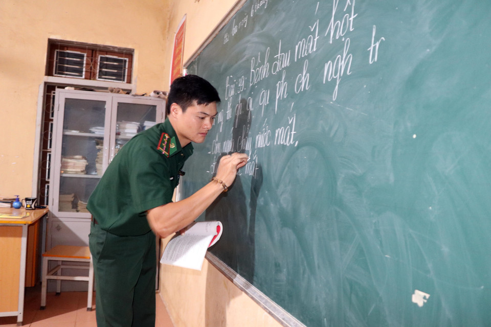 Thầy giáo Vì Văn Liêm, Đồn biên phòng Mường Lạn, trong giờ lên lớp. (Ảnh: Hữu Quyết/TTXVN)