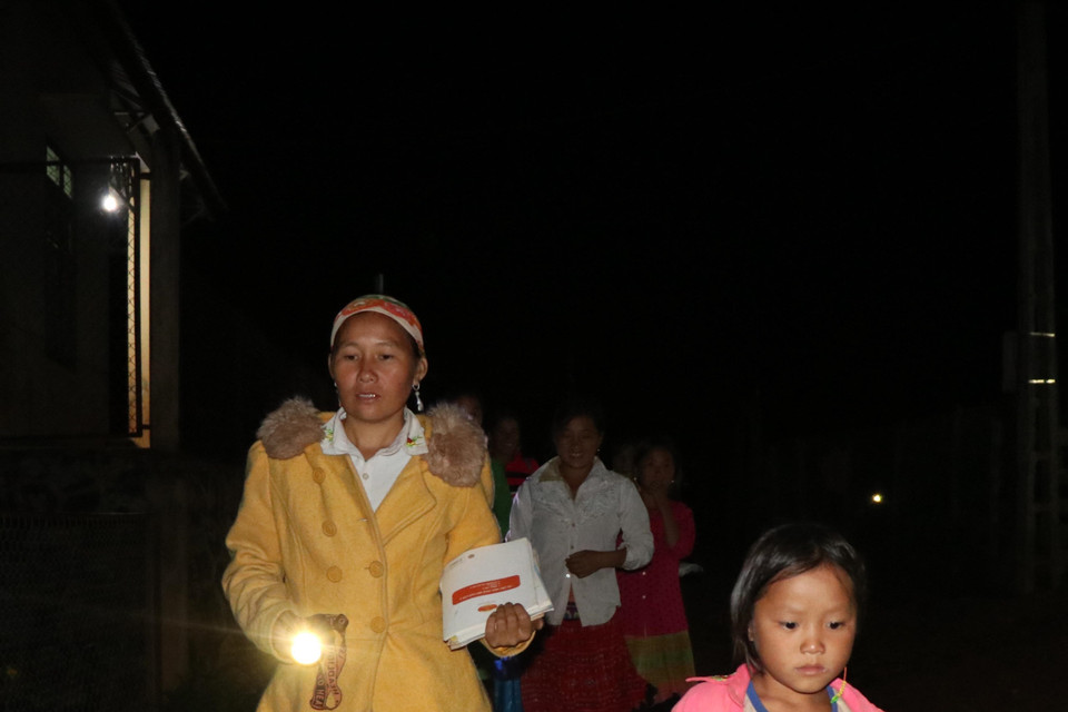  Đồng bào dân tộc tại bản Huổi Pá, xã Mường Lạn, huyện Sốp Cộp, đến lớp học xóa mù vào buổi tối. (Ảnh: Hữu Quyết/TTXVN)