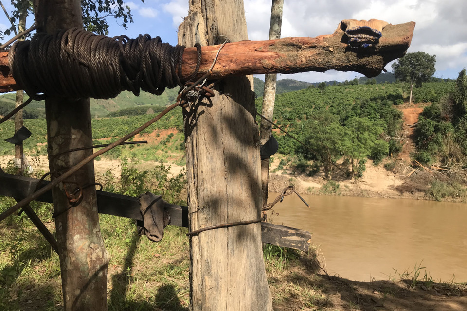 Hệ thống cáp treo được kết nối bởi những khúc gỗ với sợi thép không chắc chắn. (Ảnh: Khoa Chương/TTXVN)