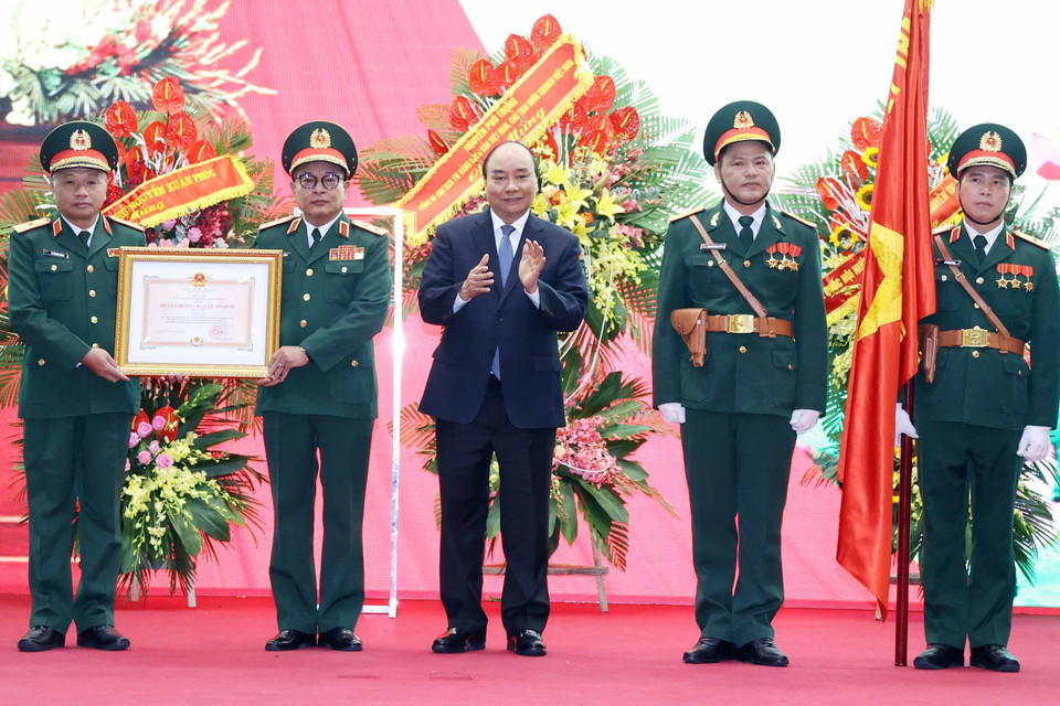 Thủ tướng Nguyễn Xuân Phúc trao tặng Huân chương Bảo vệ Tổ quốc hạng Nhất cho Tổng cục II, Bộ Quốc phòng. (Ảnh: Thống Nhất/TTXVN)