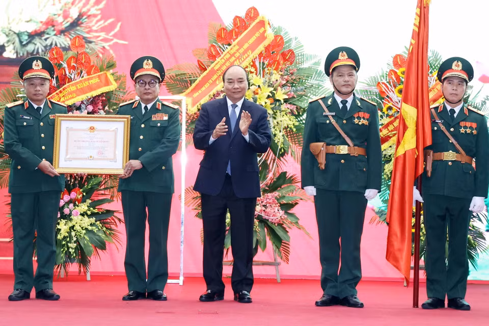 Thủ tướng Nguyễn Xuân Phúc trao tặng Huân chương Bảo vệ Tổ quốc hạng Nhất cho Tổng cục II, Bộ Quốc phòng. (Ảnh: Thống Nhất/TTXVN)