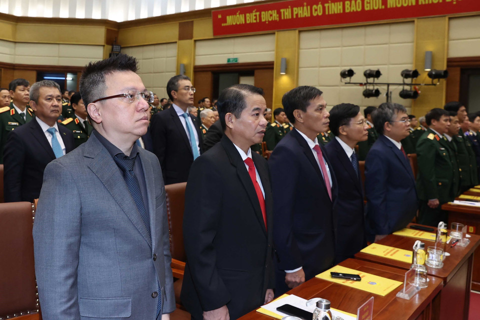 Các đại biểu dự buổi lễ thực hiện nghi thức chào cờ. (Ảnh: Thống Nhất/TTXVN)