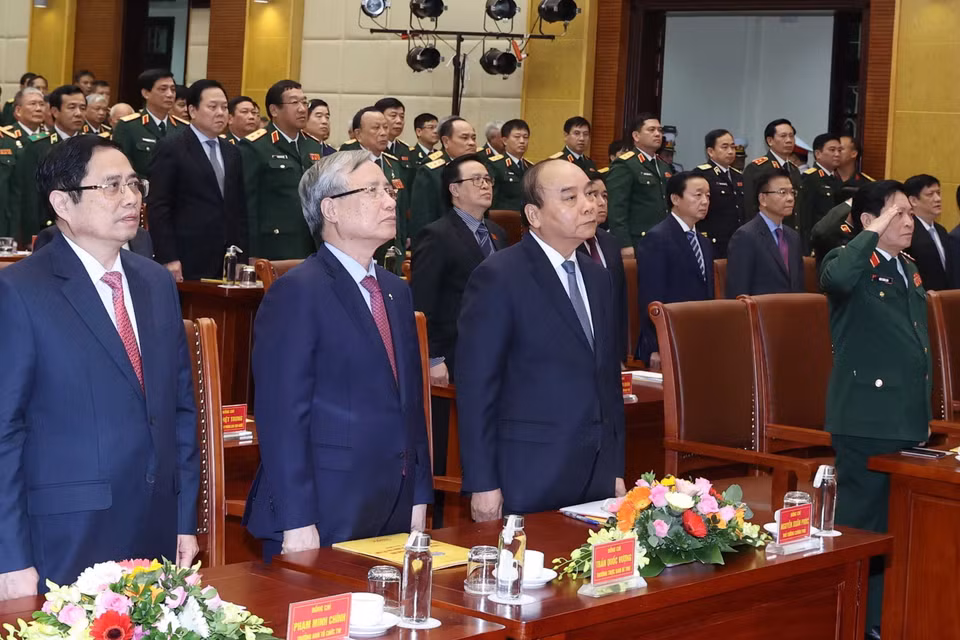 Thủ tướng Nguyễn Xuân Phúc và các đại biểu thực hiện nghi thức chào cờ. (Ảnh: Thống Nhất/TTXVN)