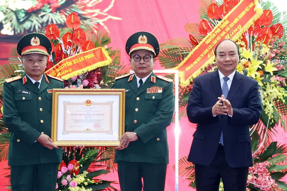 Thủ tướng Nguyễn Xuân Phúc trao tặng Huân chương Bảo vệ Tổ quốc hạng Nhất cho Tổng cục II, Bộ Quốc phòng. (Ảnh: Thống Nhất/TTXVN)