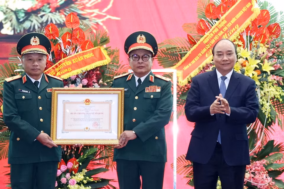 Thủ tướng Nguyễn Xuân Phúc trao tặng Huân chương Bảo vệ Tổ quốc hạng Nhất cho Tổng cục II, Bộ Quốc phòng. (Ảnh: Thống Nhất/TTXVN)