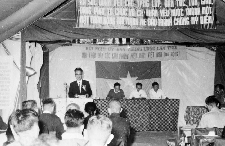 Luật sư Nguyễn Hữu Thọ, Chủ tịch Ủy ban Trung ương lâm thời Mặt trận Dân tộc Giải phóng miền Nam Việt Nam đọc báo cáo tại Hội nghị mở rộng của Ủy ban, chuẩn bị cho đại hội Mặt trận Dân tộc Giải phóng miền Nam Việt Nam lần thứ nhất, tháng 12/1960. (Ảnh: Tư liệu TTXVN)