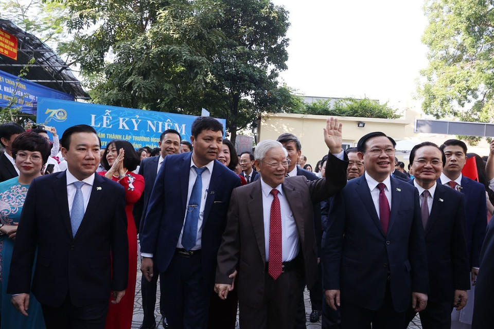 Giáo sư, tiến sỹ Nguyễn Phú Trọng, Tổng Bí thư, Chủ tịch nước, cựu học sinh Trường THPT Nguyễn Gia Thiều đến dự Lễ kỷ niệm 70 năm thành lập trường. (Ảnh: Trí Dũng/TTXVN)