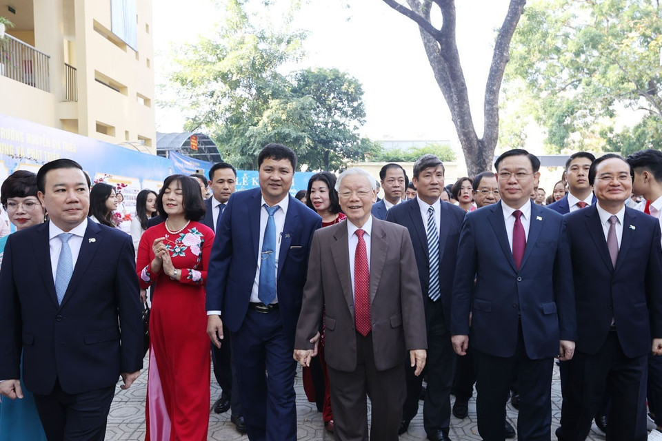 Giáo sư, tiến sỹ Nguyễn Phú Trọng, Tổng Bí thư, Chủ tịch nước, cựu học sinh Trường THPT Nguyễn Gia Thiều đến dự Lễ kỷ niệm 70 năm thành lập trường. (Ảnh: Trí Dũng/TTXVN)