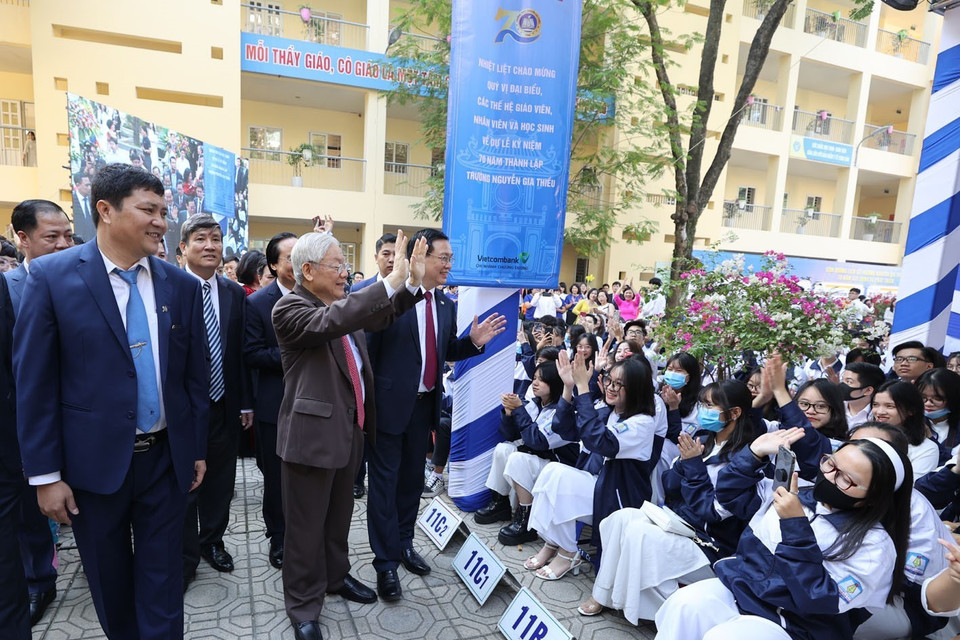 Giáo sư, tiến sỹ Nguyễn Phú Trọng, Tổng Bí thư, Chủ tịch nước, cựu học sinh Trường THPT Nguyễn Gia Thiều đến dự Lễ kỷ niệm 70 năm thành lập trường. (Ảnh: Trí Dũng/TTXVN)