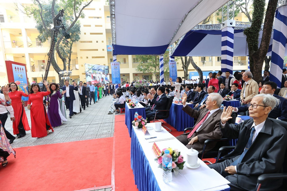 Giáo sư, tiến sỹ Nguyễn Phú Trọng, Tổng Bí thư, Chủ tịch nước, cựu học sinh Trường THPT Nguyễn Gia Thiều và các đại biểu dự Lễ kỷ niệm 70 năm thành lập Trường. (Ảnh: Trí Dũng/TTXVN)