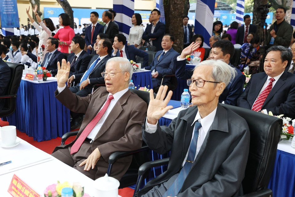 Giáo sư, Tiến sỹ Nguyễn Phú Trọng, Tổng Bí thư, Chủ tịch nước, cựu học sinh Trường THPT Nguyễn Gia Thiều dự Lễ kỷ niệm 70 năm thành lập trường. (Ảnh: Trí Dũng/TTXVN)