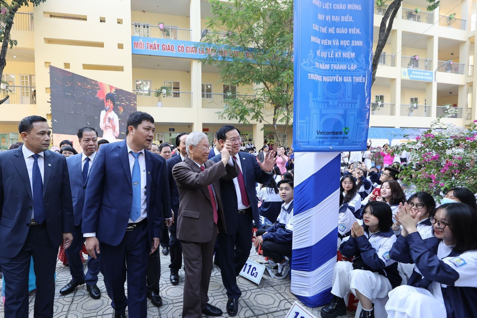 Giáo sư, tiến sỹ Nguyễn Phú Trọng, Tổng Bí thư, Chủ tịch nước, cựu học sinh Trường THPT Nguyễn Gia Thiều đến dự Lễ kỷ niệm 70 năm thành lập trường. (Ảnh: Trí Dũng/TTXVN)