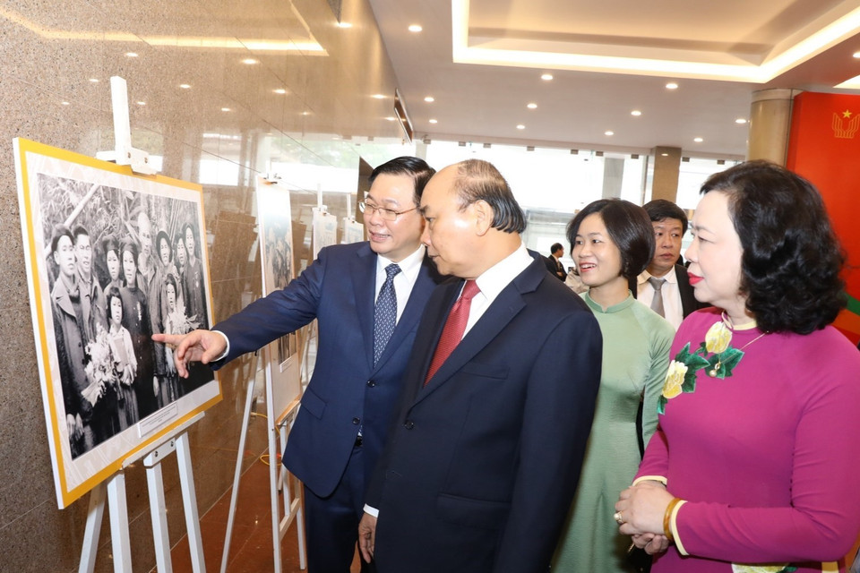 Thủ tướng Nguyễn Xuân Phúc cùng các đại biểu tham quan triển lãm ảnh về kết quả phong trào thi đua yêu nước giai đoạn 2015-2020. (Ảnh: Văn Điệp/TTXVN)