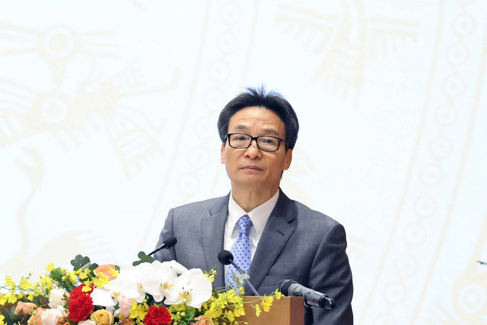 Phó Thủ tướng Vũ Đức Đam giới thiệu Dự thảo Nghị quyết của Chính phủ về nhiệm vụ, giải pháp chủ yếu cải thiện môi trường kinh doanh, nâng cao năng lực cạnh tranh quốc gia năm 2021. (Ảnh: Thống Nhất/TTXVN)