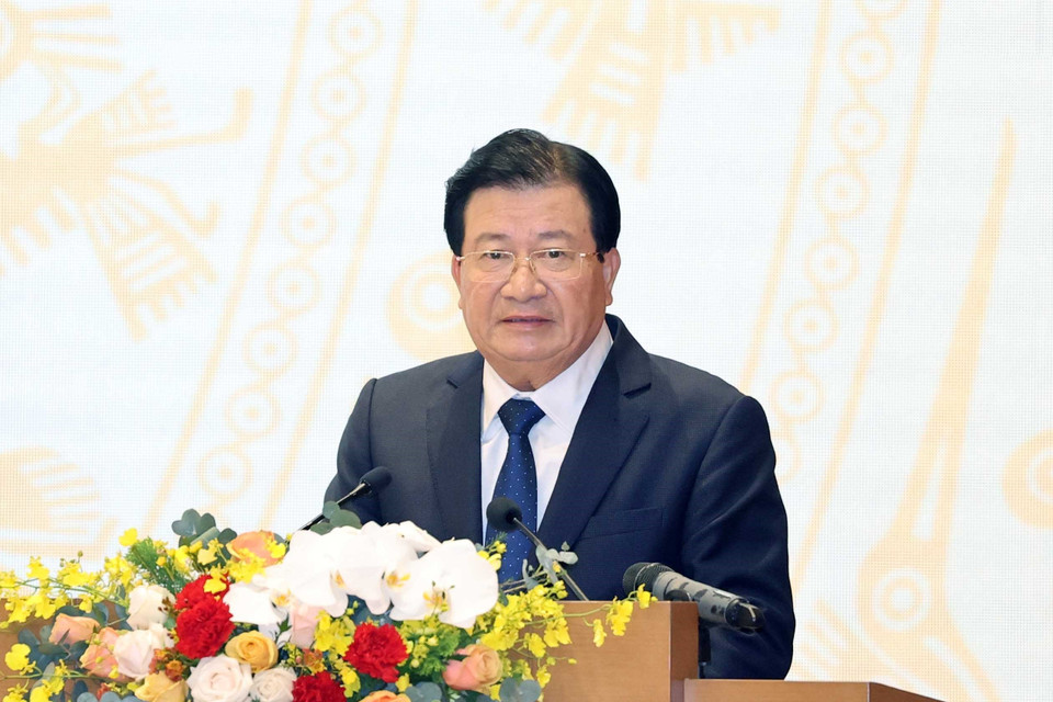 Phó Thủ tướng Trịnh Đình Dũng giới thiệu Dự thảo Nghị quyết của Chính phủ về nhiệm vụ, giải pháp chủ yếu, chỉ đạo, điều hành kế hoạch phát triển kinh tế-xã hội và ngân sách nhà nước năm 2021. (Ảnh: Thống Nhất/TTXVN)