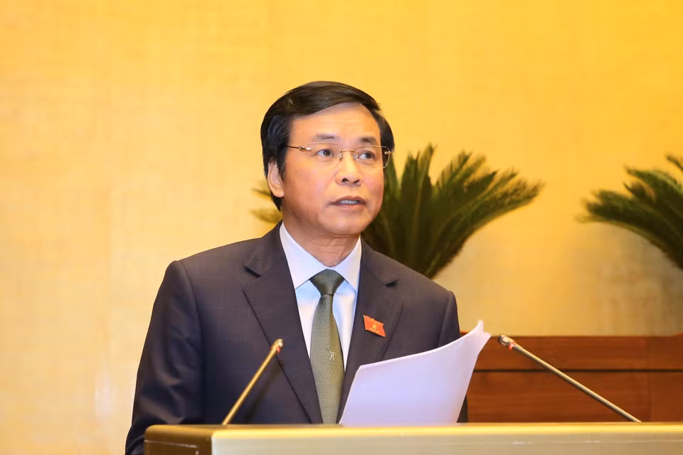 Tổng Thư ký Quốc hội-Chủ nhiệm Văn phòng Quốc hội Nguyễn Hạnh Phúc trình bày Báo cáo tổng hợp ý kiến thẩm tra của Hội đồng Dân tộc, các Ủy ban của Quốc hội về giám sát chuyên đề và chất vấn trong nhiệm kỳ khóa XIV và một số nghị quyết trong nhiệm kỳ khóa XIII. (Ảnh: Doãn Tấn/TTXVN)