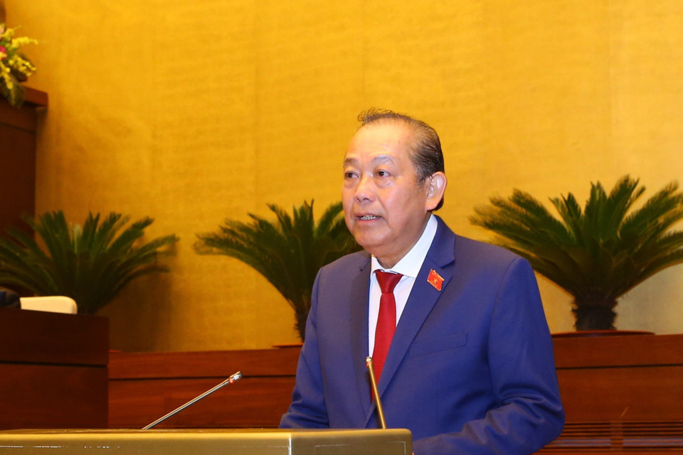 Phó Thủ tướng Thường trực Chính phủ Trương Hòa Bình trình bày Báo cáo việc thực hiện các nghị quyết của Quốc hội về giám sát chuyên đề và chất vấn trong nhiệm kỳ khóa XIV và một số nghị quyết trong nhiệm kỳ khóa XIII. (Ảnh: Doãn Tấn/TTXVN)