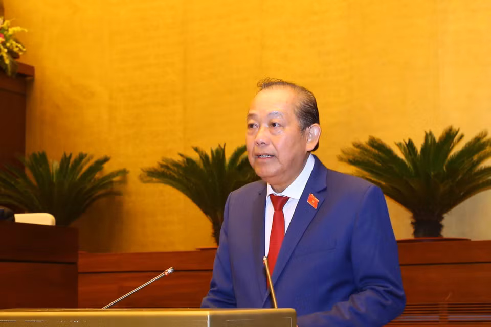Phó Thủ tướng Thường trực Chính phủ Trương Hòa Bình trình bày Báo cáo việc thực hiện các nghị quyết của Quốc hội về giám sát chuyên đề và chất vấn trong nhiệm kỳ khóa XIV và một số nghị quyết trong nhiệm kỳ khóa XIII. (Ảnh: Doãn Tấn/TTXVN)