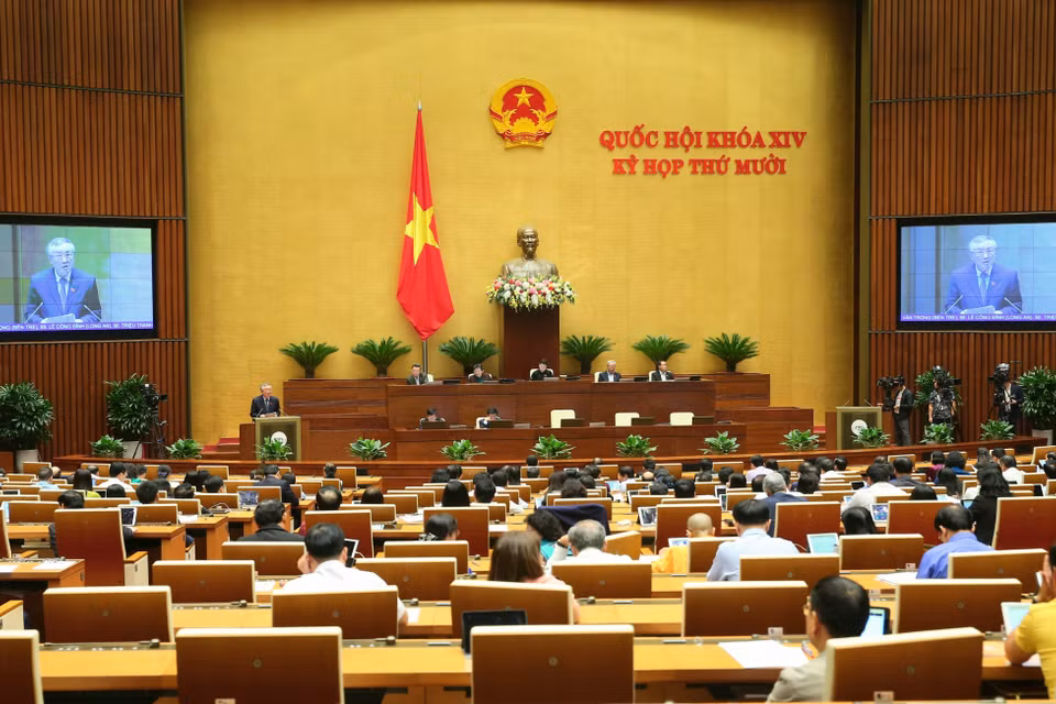 Chánh án Tòa án Nhân dân Tối cao Nguyễn Hòa Bình trình bày Báo cáo việc thực hiện các nghị quyết của Quốc hội về giám sát chuyên đề và chất vấn trong nhiệm kỳ khóa XIV và một số nghị quyết trong nhiệm kỳ khóa XIII. (Ảnh: Doãn Tấn/TTXVN)