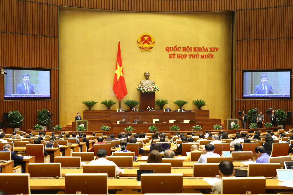 Viện trưởng Viện Kiểm sát Nhân dân Tối cao Lê Minh Trí trình bày Báo cáo việc thực hiện các nghị quyết của Quốc hội về giám sát chuyên đề và chất vấn trong nhiệm kỳ khóa XIV và một số nghị quyết trong nhiệm kỳ khóa XIII. (Ảnh: Doãn Tấn/TTXVN)