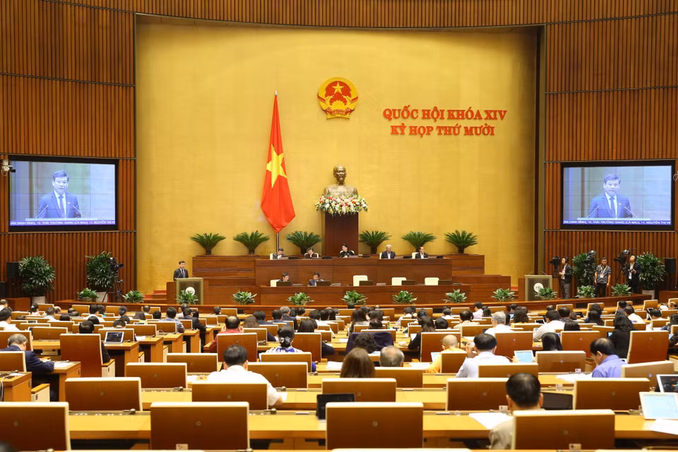 Viện trưởng Viện Kiểm sát Nhân dân Tối cao Lê Minh Trí trình bày Báo cáo việc thực hiện các nghị quyết của Quốc hội về giám sát chuyên đề và chất vấn trong nhiệm kỳ khóa XIV và một số nghị quyết trong nhiệm kỳ khóa XIII. (Ảnh: Doãn Tấn/TTXVN)