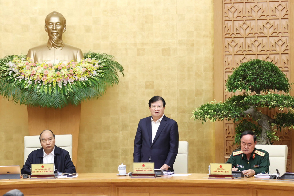 Phó Thủ tướng Trịnh Đình Dũng, Trưởng Ban Chỉ đạo Trung ương về Phòng chống thiên tai, Ban Chỉ đạo tiền phương ứng phó với cơn bão số 9 báo cáo tình hình triển khai phòng, chống bão và tìm kiếm cứu nạn, cứu hộ. (Ảnh: Thống Nhất/TTXVN)