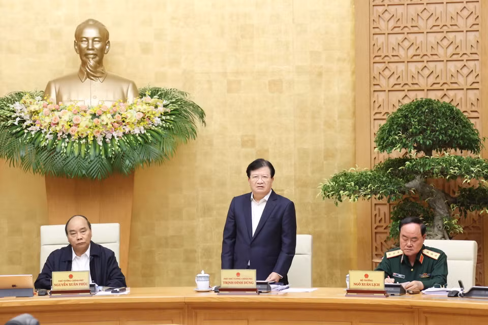 Phó Thủ tướng Trịnh Đình Dũng, Trưởng Ban Chỉ đạo Trung ương về Phòng chống thiên tai, Ban Chỉ đạo tiền phương ứng phó với cơn bão số 9 báo cáo tình hình triển khai phòng, chống bão và tìm kiếm cứu nạn, cứu hộ. (Ảnh: Thống Nhất/TTXVN)