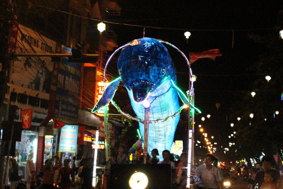 Người dân các tổ dân phố, phường tập duyệt trước ngày diễn ra lễ hội Thành Tuyên năm 2015 để chào đón Trung Thu. (Ảnh: Hùng Võ/Vietnam+)