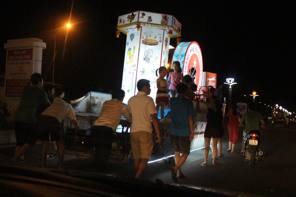 Người dân các tổ dân phố, phường tập duyệt trước ngày diễn ra lễ hội Thành Tuyên năm 2015 để chào đón Trung Thu. (Ảnh: Hùng Võ/Vietnam+)