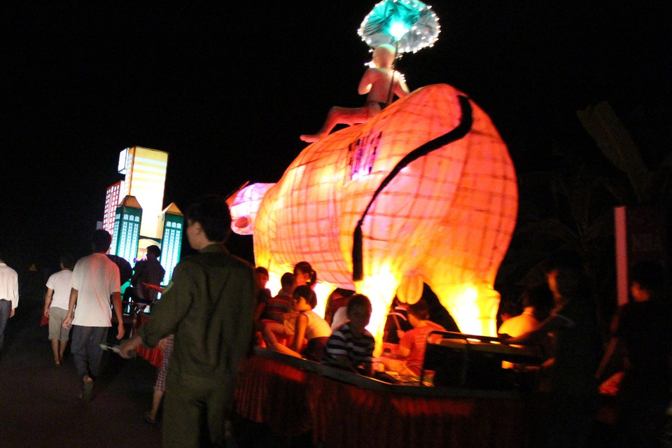 Người dân xứ Tuyên làm những con giống, những mô hình, lồng đèn "khổng lồ" mô phỏng nội dung những câu chuyện cổ tích, ngụ ngôn hoặc những nhân vật lịch sử rước trong những đêm Trăng tháng Tám. (Ảnh: Hùng Võ/Vietnam+)