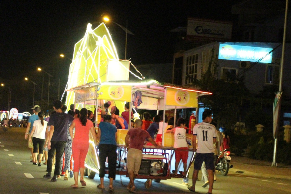  Lễ hội Trung Thu "khổng lồ" ở Tuyên Quang xuất phát từ tấm lòng yêu trẻ của người dân thành phố. (Ảnh: Hùng Võ/Vietnam+)