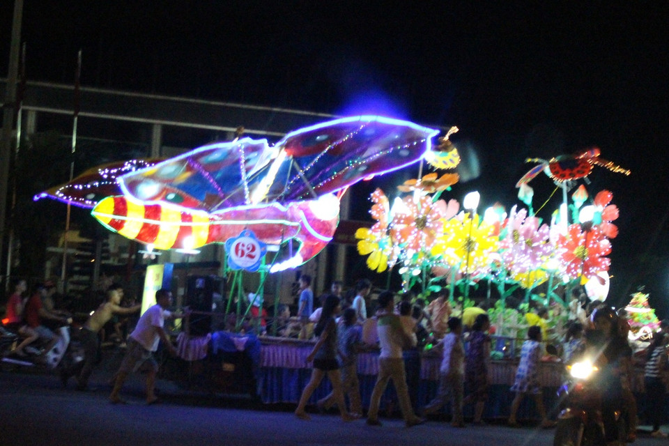 Người dân các tổ dân phố, phường tập duyệt trước ngày diễn ra lễ hội Thành Tuyên năm 2015 để chào đón Trung Thu. (Ảnh: Hùng Võ/Vietnam+)