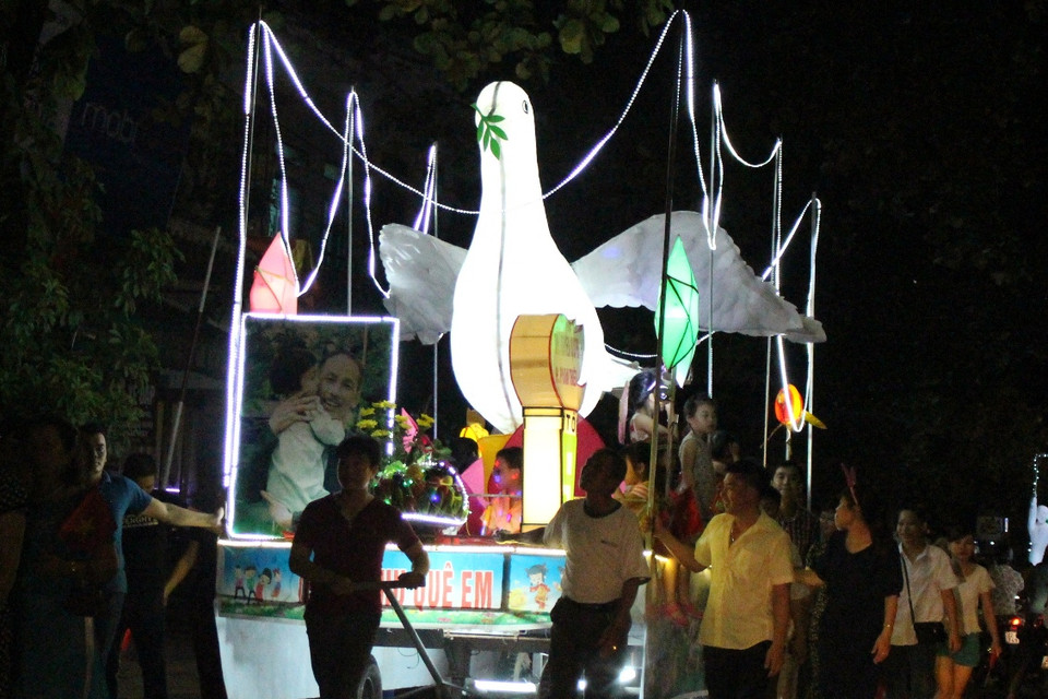 Người dân xứ Tuyên làm những con giống, những mô hình, lồng đèn khổng lồ mô phỏng nội dung những câu chuyện cổ tích, ngụ ngôn hoặc những nhân vật lịch sử rước trong những đêm Trăng tháng Tám. (Ảnh: Hùng Võ/Vietnam+)