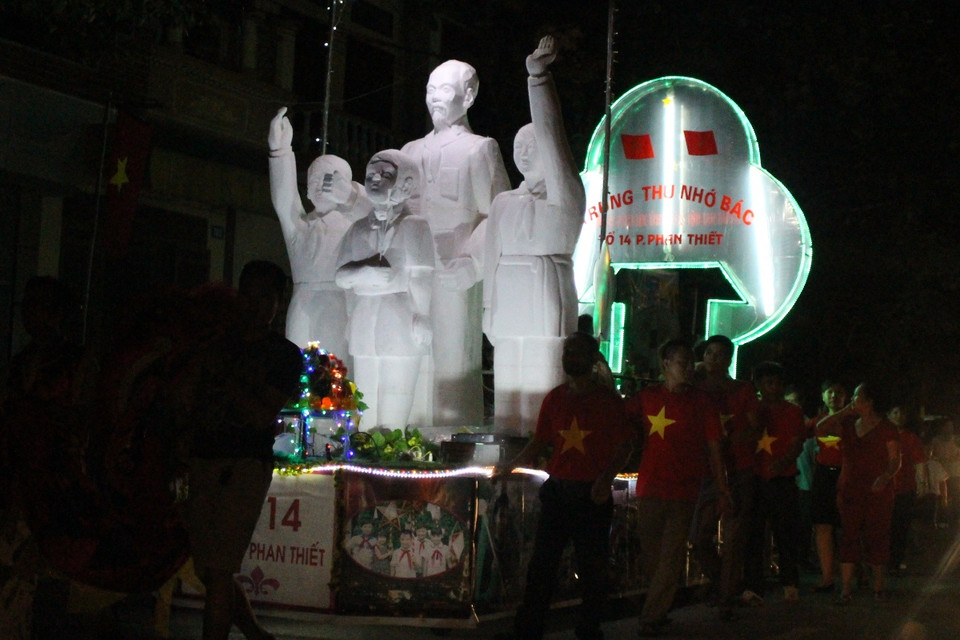 Điểm nhấn của Lễ hội là Đêm hội Thành Tuyên với các hoạt động trình diễn các mô hình đèn Trung Thu "khổng lồ." (Ảnh: Hùng Võ/Vietnam+)