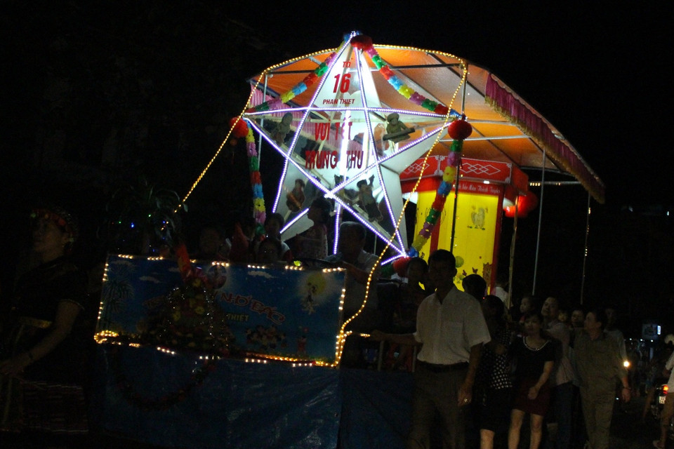  Lễ hội Trung Thu "khổng lồ" ở Tuyên Quang xuất phát từ tấm lòng yêu trẻ của người dân thành phố. (Ảnh: Hùng Võ/Vietnam+)