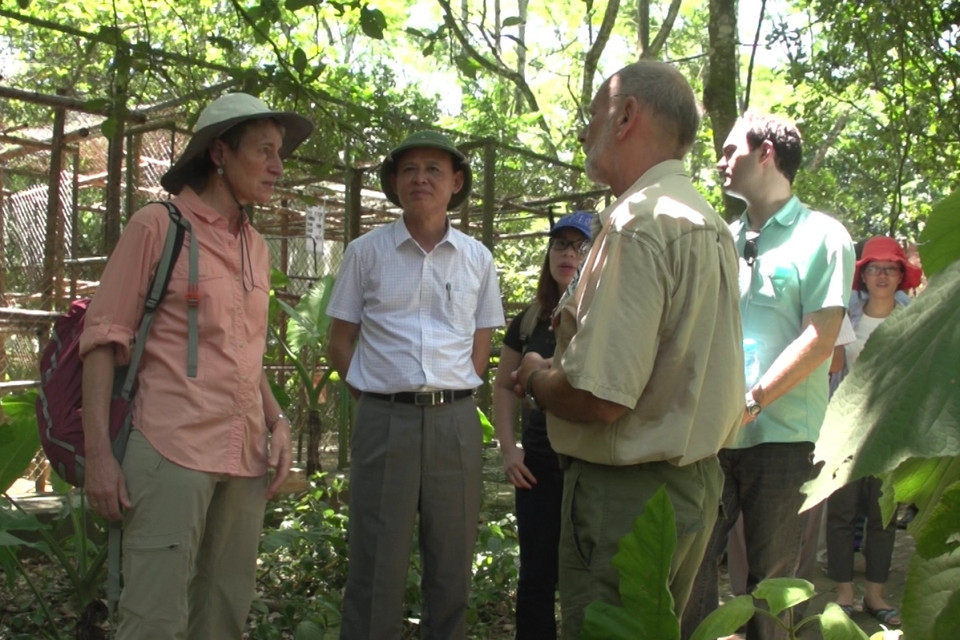 Bà Sally Jewell (ngoài cùng bên trái), Thứ trưởng Bộ Nông nghiệp và Phát triển Nông thôn Hà Công Tuấn (giữa) và ông Tilo, Giám đốc Trung tâm cứu hộ linh trưởng nguy cấp chia sẻ việc bảo tồn các loài sách đỏ tại Vườn quốc gia Cúc Phương. (Ảnh: Hùng Võ/Vietnam+)