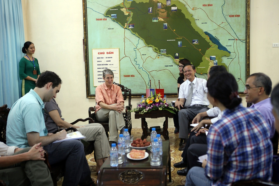 Bà Sally Jewell và Thứ trưởng Bộ Nông nghiệp và Phát triển Nông thôn Hà Công Tuấn chia sẻ chiến lược bảo tồn các loài động vật hoang dã. (Ảnh: Tùng Lâm/Vietnam+)