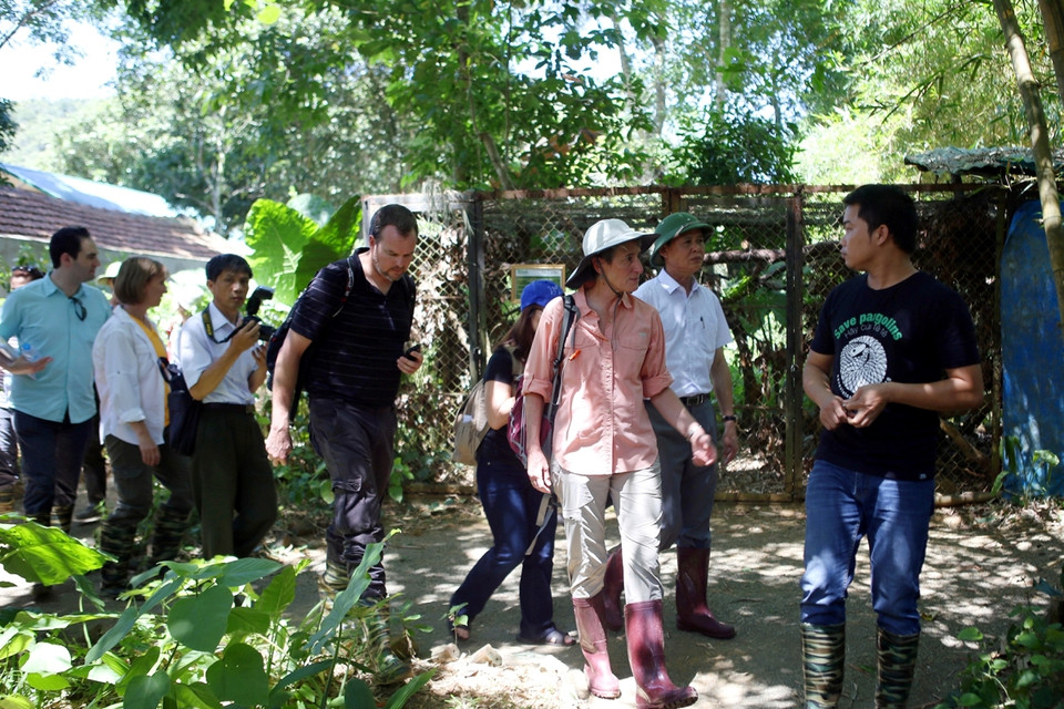 Bà Sally Jewell đi thăm Trung tâm bảo tồn rùa. (Ảnh: Tùng Lâm/Vietnam+)
